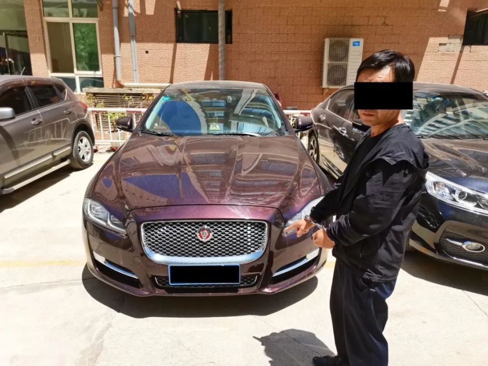 通过现场勘查,被盗车辆门窗无破坏痕迹,民警怀疑遭遇"拉车门"盗窃.