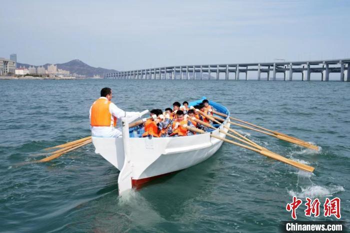 大连海事大学学生海上训练途中勇救落水者