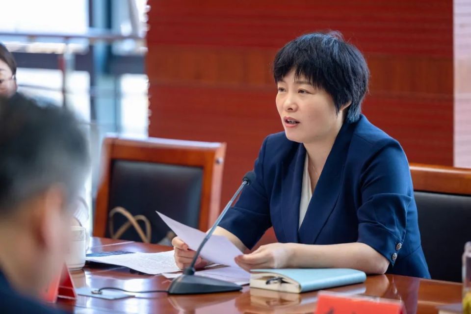 江都区委书记朱莉莉看望慰问全国"最美职工"孔德年