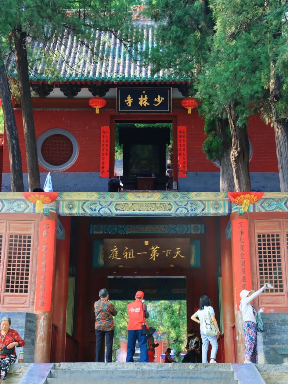 三是千佛殿,是世界遗产之一,墙壁上的彩色壁画最珍贵,绘有"十三棍僧救