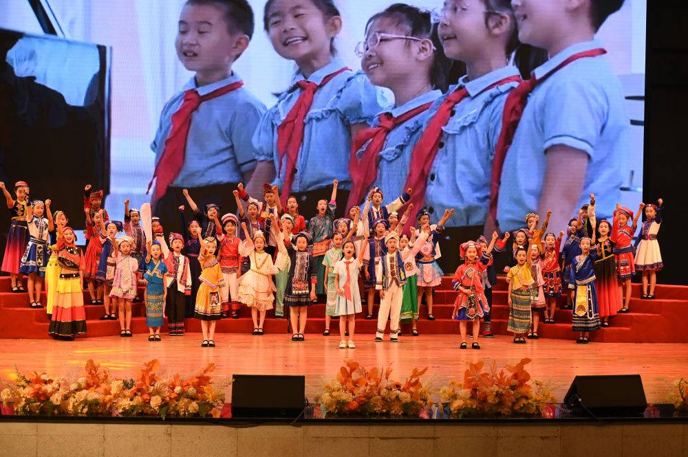 确定了东北育才双语学校童声合唱团《在灿烂的阳光下》等11个优秀节目