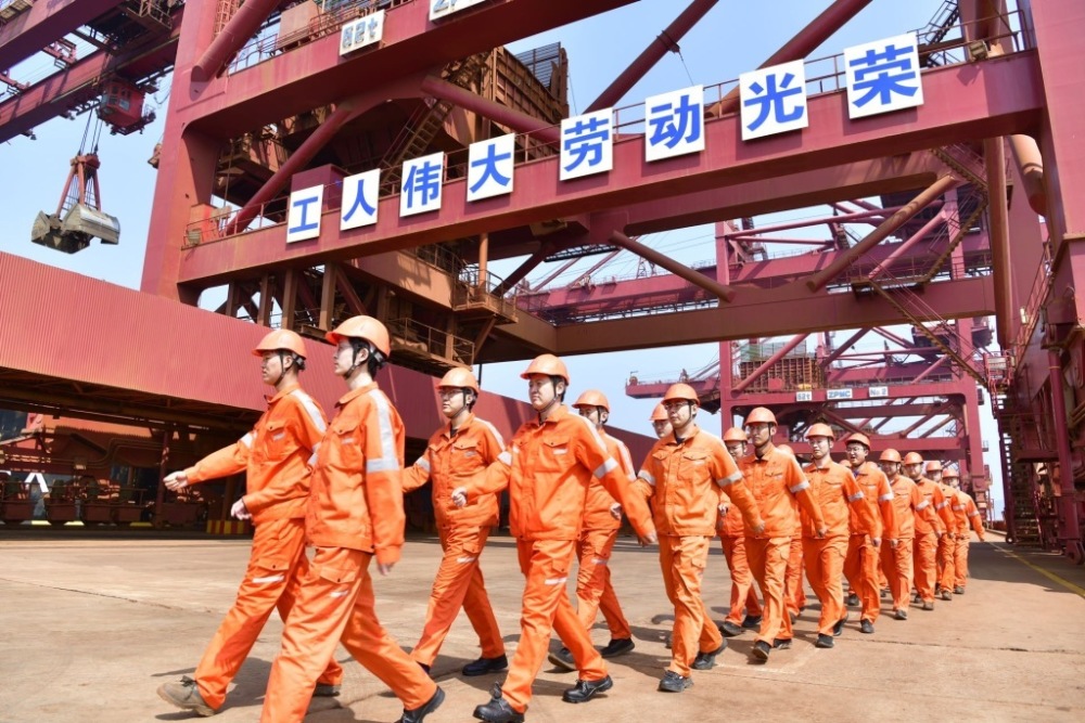 劳动之歌船舶满作业忙山东港口青岛港五一生产佳绩连连