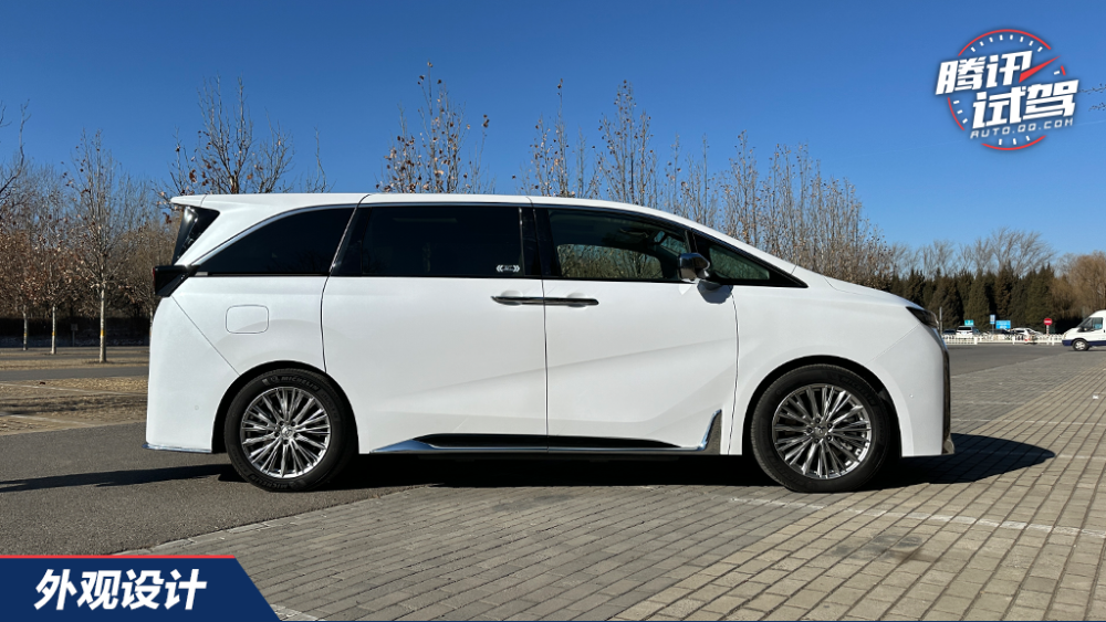 外观方面,合创v09采用封闭式格栅设计,搭配贯穿式日间行车灯以及分体