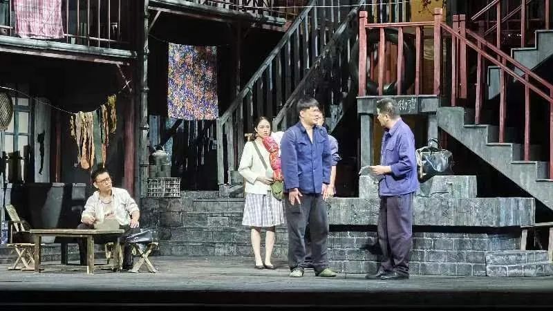 话剧《烟火人间》在桂林大剧院上演