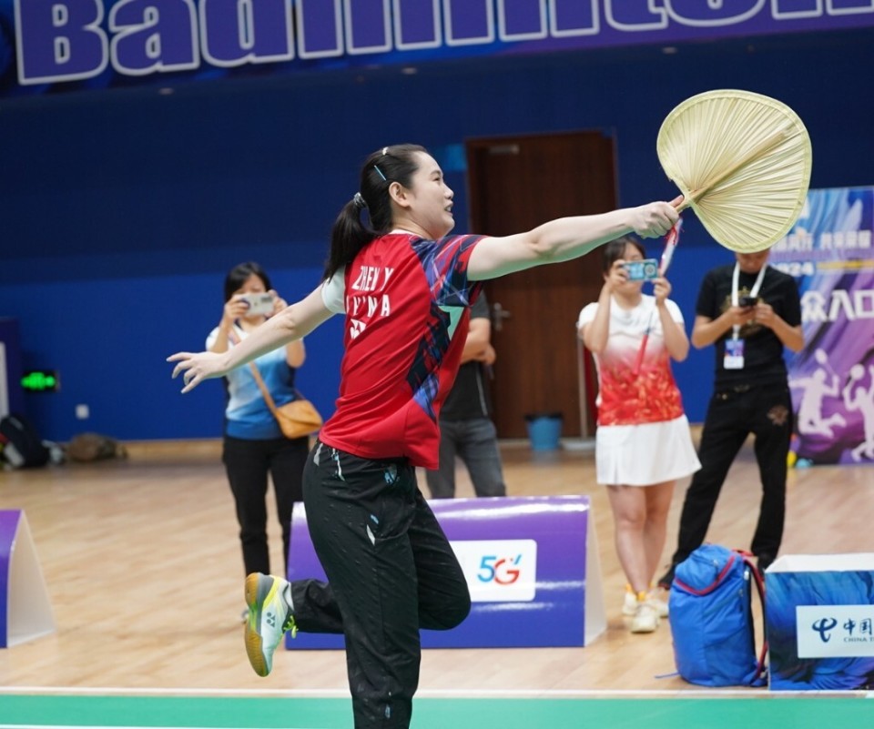国羽抵蓉后首次公开亮相 迎汤尤杯与市民亲密互动