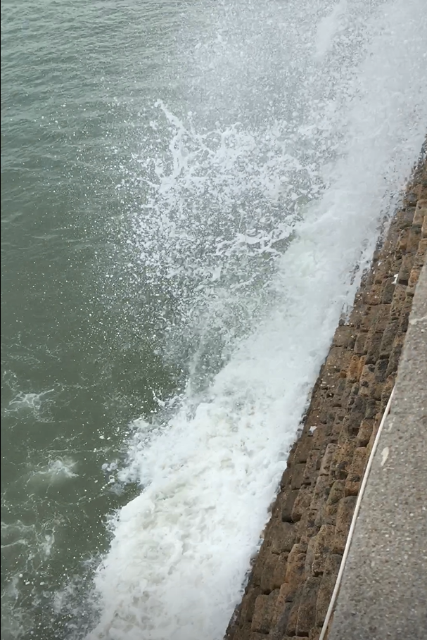 杜苏芮福建沿海登陆游客特种兵式逃离居民用海绵毛巾堵窗户缝隙