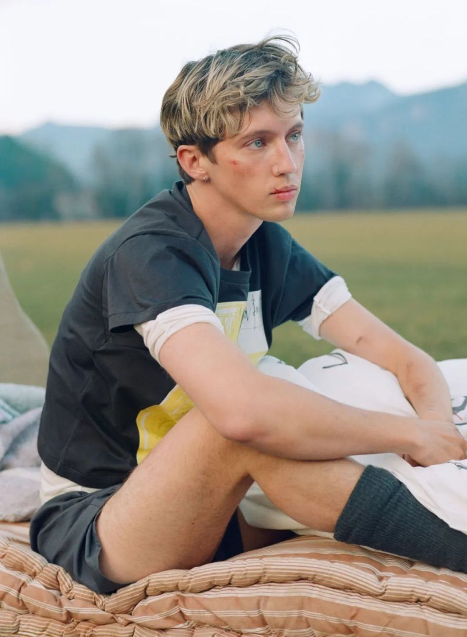 美男歌手演员"戳爷"troye sivan,野外糙汉风写真!