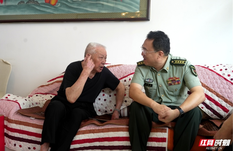 致敬老兵丨湘潭军分区司令员刘静波带队走访慰问百岁抗战老兵