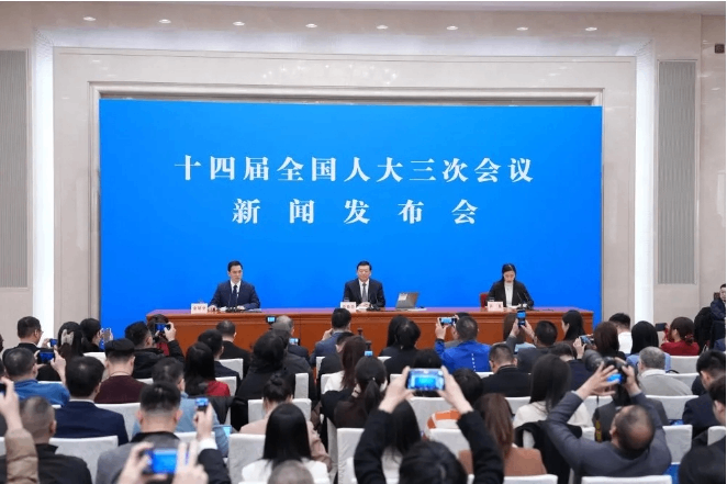 中午这场会，信息量很大