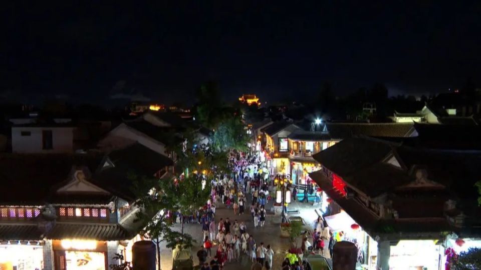 大理古城夜间游迎来"人从众"热潮