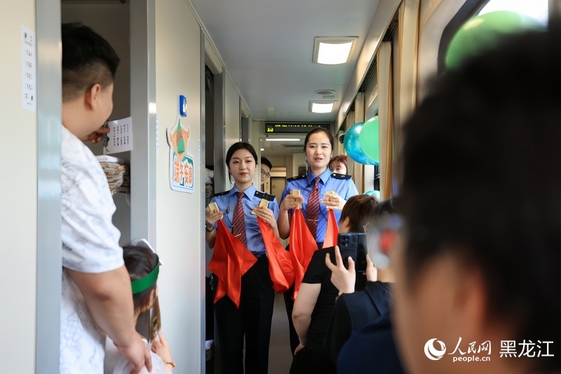 粽子香甜满口香,龙州竞渡水中央……6月8日,在齐齐哈尔开往北京的z18