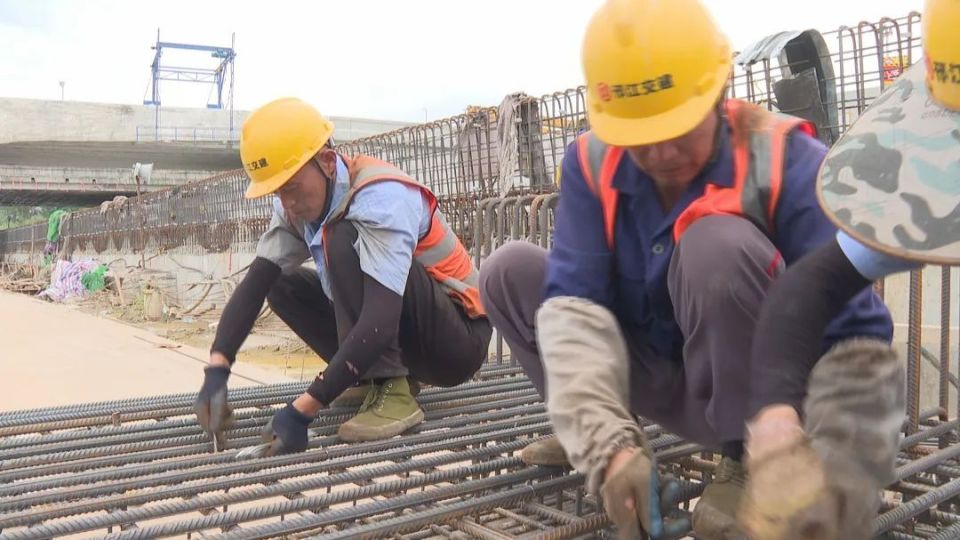 交通工程建设者:用汗水浇筑城市"动脉"