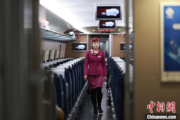 "90"后高铁列车员白廷桂:十年守护旅客春运平安出行_腾讯新闻