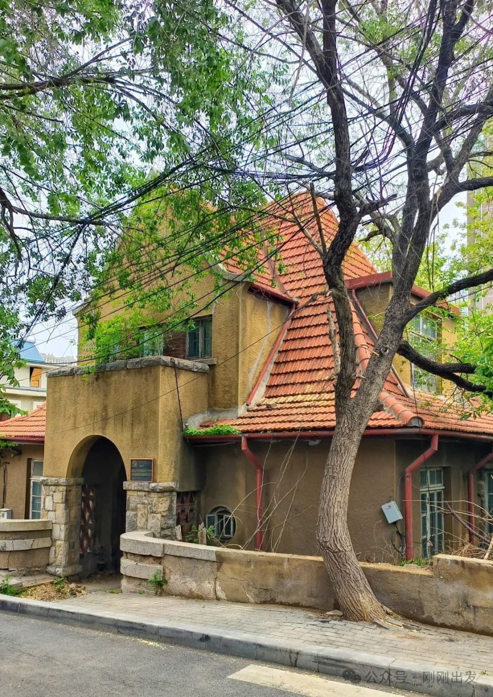 路线:乘坐地铁5号线在秀月街站下车a口出来,乘坐公交车4路,403路,404