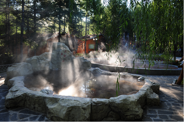 山中野营,闲观马戏,林中温泉—— 天怡温泉森林度假区:休闲避暑好去处