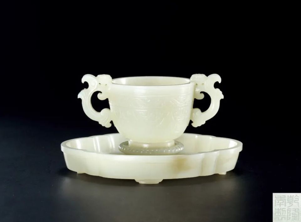 瓶身两侧以浮雕和镂雕的技法雕琢双龙,五爪金龙,自瓶腹攀伏而上,于