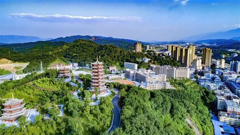 河口口岸森林公园,以"承光塔,永福阁,伏波阁"三塔为主要景点,由山花