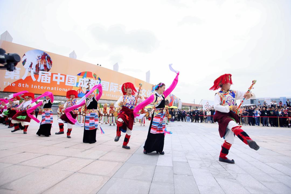 非同遗般以舞会友话传承丨巴塘弦子精彩亮相第八届中国成都国际非遗节