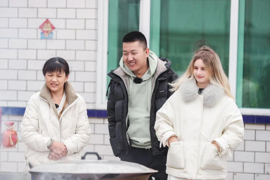 另一边,俄罗斯媳妇哒莎跟随丈夫阿楠来到东北生活,活泼可爱的她适应力