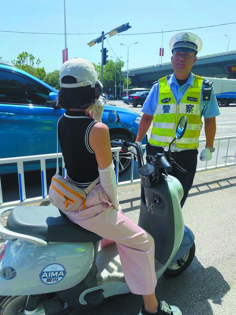 骑电动车请戴好安全头盔拆掉挡风被