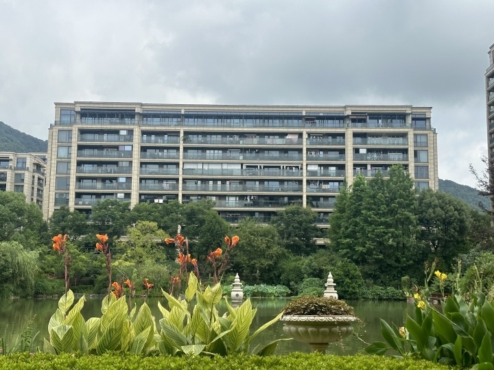 暴雨后杭州田园牧歌小区小店搬货急居民爬七楼