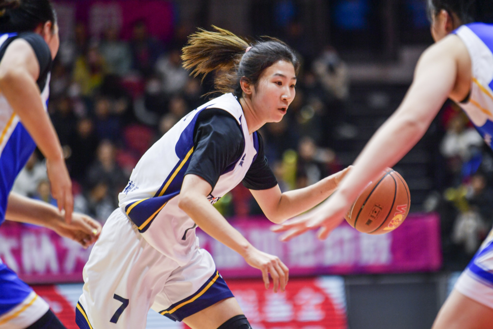 新华社记者 王菲 摄12月10日,新疆天山队球员朱美琦(前右)在比赛