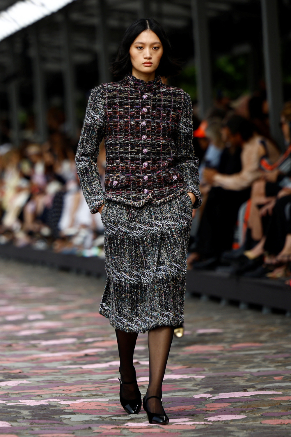 7月4日,模特在法国巴黎高级定制时装周上展示香奈儿品牌的2023/2024