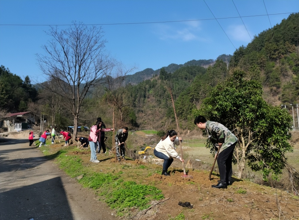 新晃贡溪镇:改善农村人居环境 村民成为环境卫生整治主力军_腾讯新闻