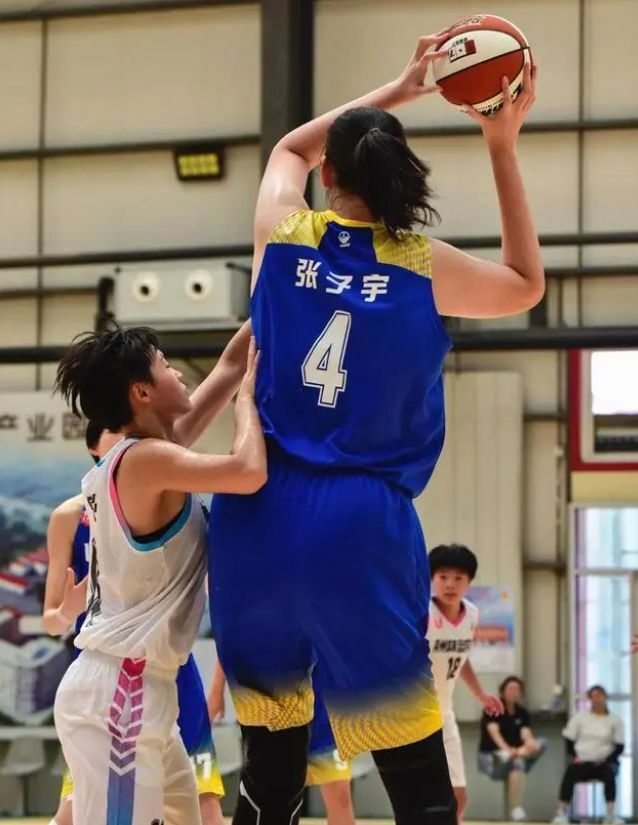 仅投丢2球16岁张子宇砍38分17板身高2米27却遭国青队教练弃用