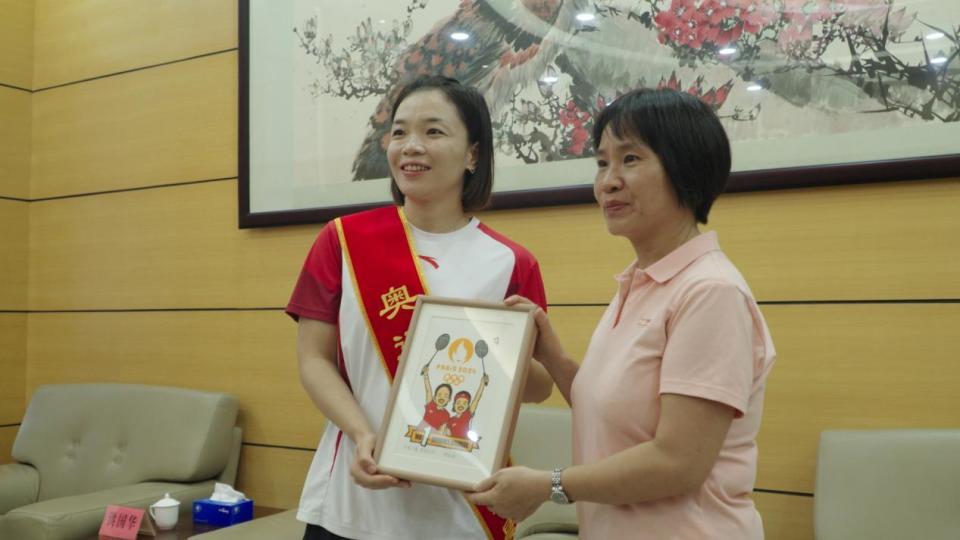 陈清晨"的绶带,并向她及其家人,启蒙教练邹仕文献上了鲜花和纪念品