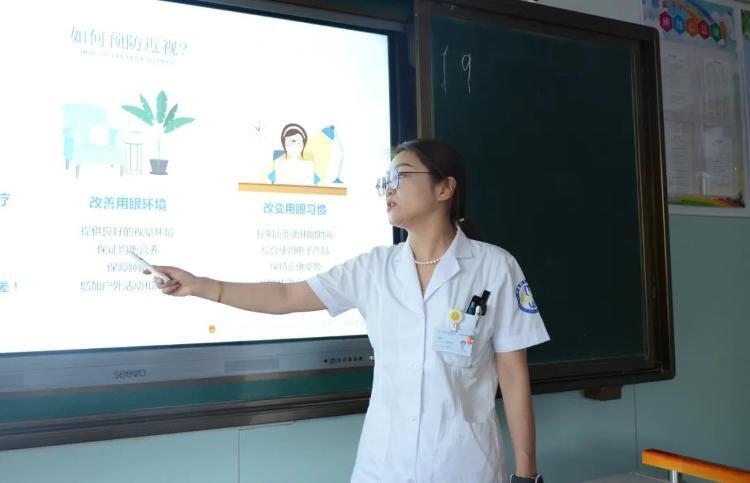 邹平市精神卫生中心联合邹平明圣医院走进鹤伴中学开展"保护眼睛 预防