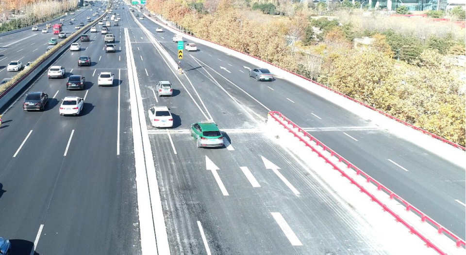 有一个入口可以进入主线,可以沿辅道一直向北进入黄河路东侧集散车道