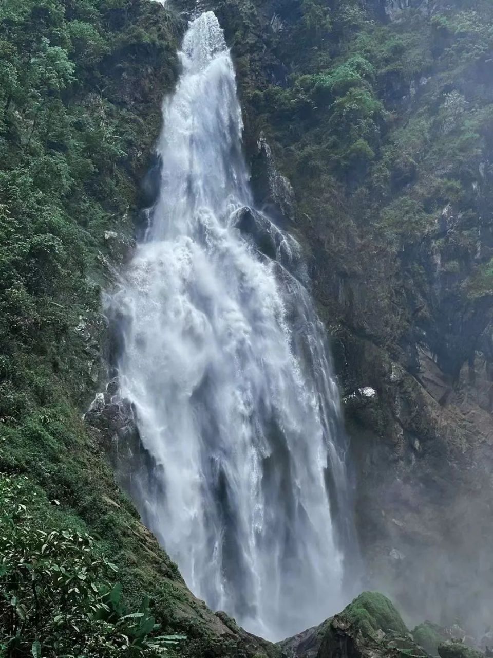 燕子崖瀑布燕子崖瀑布位于戛洒镇境内,从新平哀牢山自然保护区石门峡