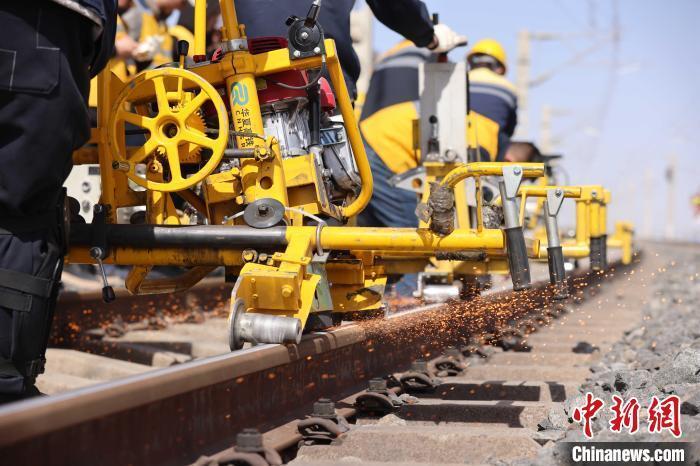 高原铁路"钢轨打磨团":为千里铁轨"磨皮美颜"