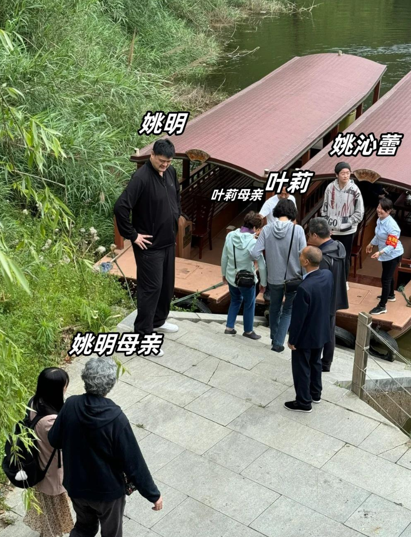 而在这个炎炎夏日,一则关于篮球巨星姚明一家三口及其父母的奢华游的
