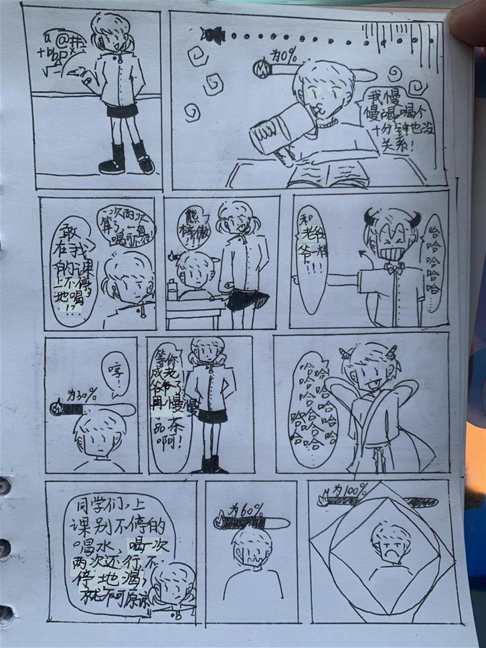 小学生为同学画漫画,记录校园生活趣事