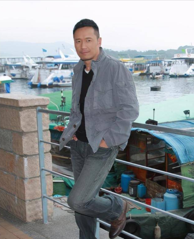 看了65岁苗侨伟的造型,我发现:男人穿衣得体,从容老去才真帅