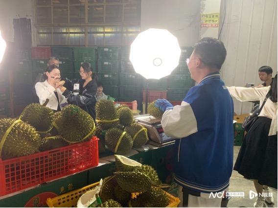 榴莲,独头蒜从产地直送消费者,快手助农直播带动新职业涌现