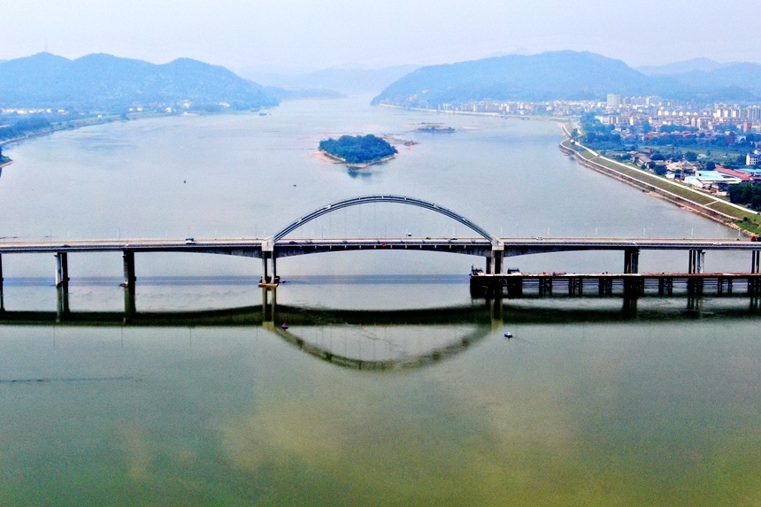 宋靖辉摄俯瞰江西省吉安市峡江县赣江大桥.