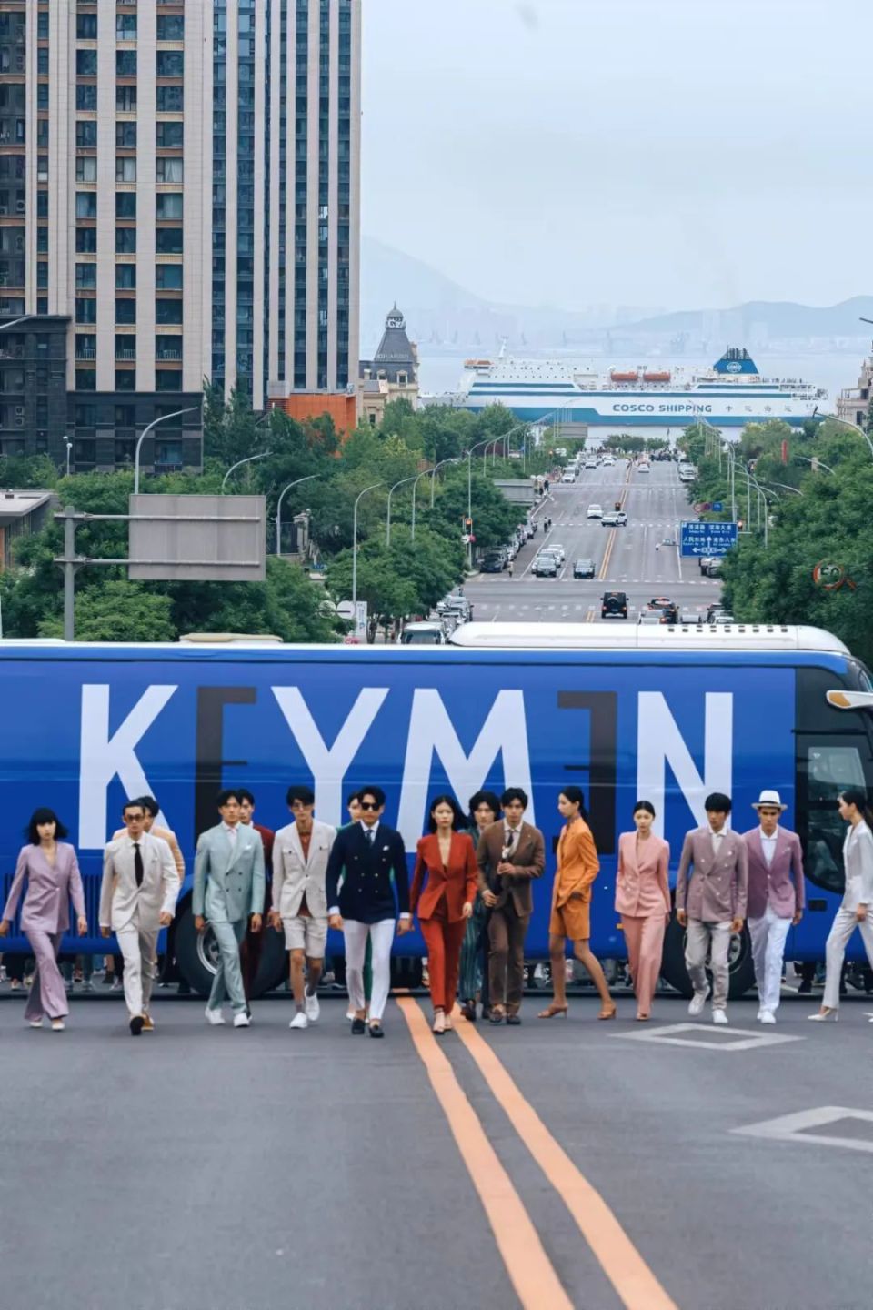 "在东港游艇码头,因在电视剧《潜伏》中饰演"吴站长"火出圈的著名演员