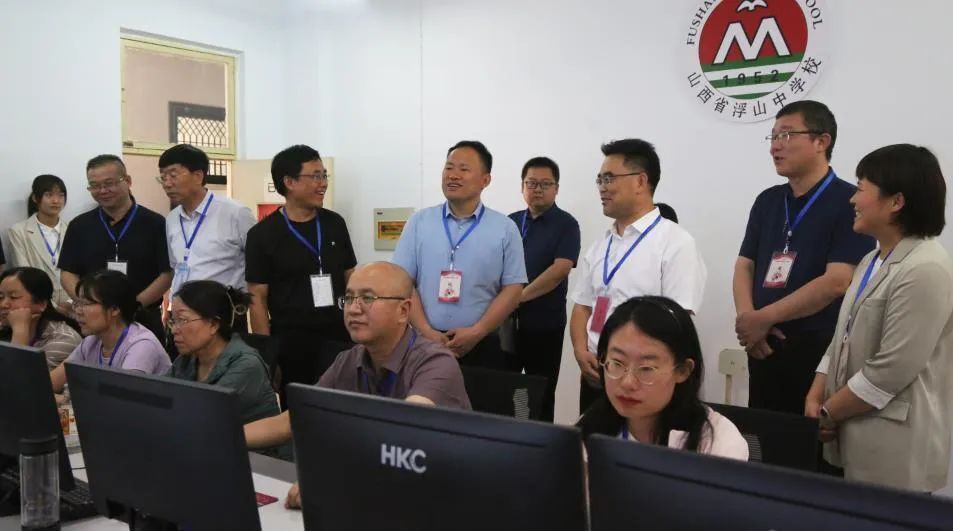 6月7日,县委副书记,政府县长王兴前往浮山中学考点检查指导高考工作.