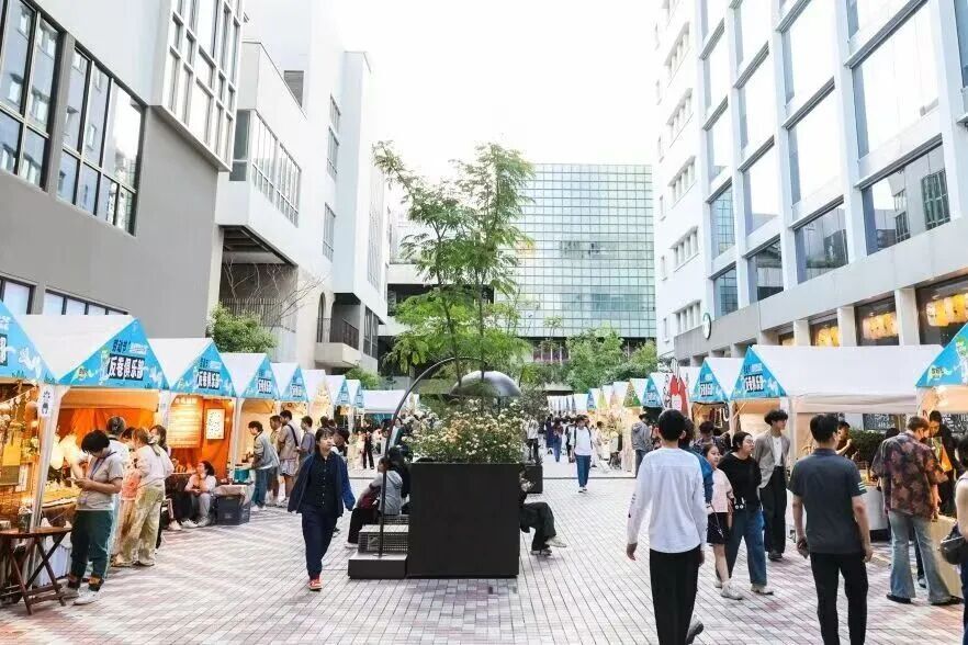 在中心城区发展“外摆经济”，如何避免“一管就死、一放就乱”的治理困境？如何让街区既保有亲切的“烟火气”，又不失高品质的“时尚感”？位于长宁区新华路历史文化风貌区的上生·新所，正在通过一系列实践和探索，打造外摆示范街区。上生·新所位于延安西路1262号，属于长宁区新华路历史文化风貌区内。从一期到二期，园区由原先封闭的研发生产厂区，逐步蜕变为开放式的街区空间，形成市中心稀缺的低密度复合型公共社区，融合