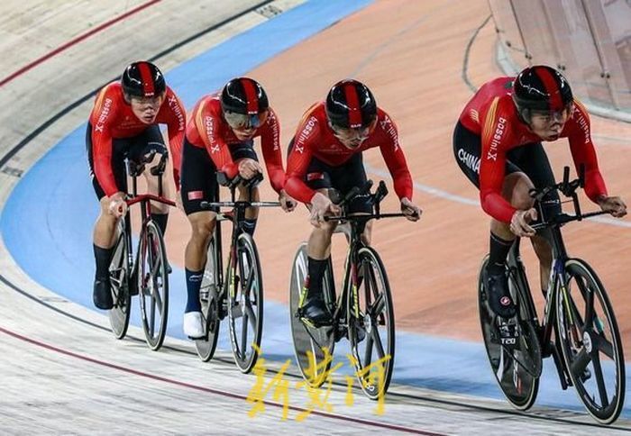 孙海蛟邱振涛与队友夺得亚运会场地自行车男子团体追逐赛亚军
