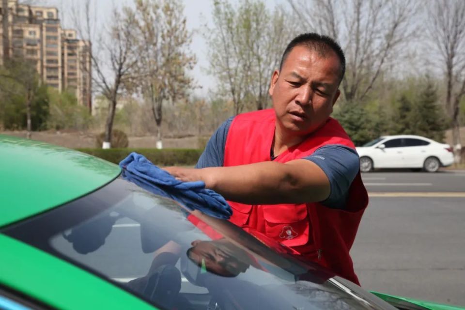 【致敬劳动者】王学利：“雷锋的哥”守护车轮上的温暖_腾讯新闻