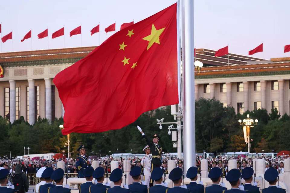 新闻8点见丨天安门广场举行国庆升旗仪式;北京出台8条楼市新政