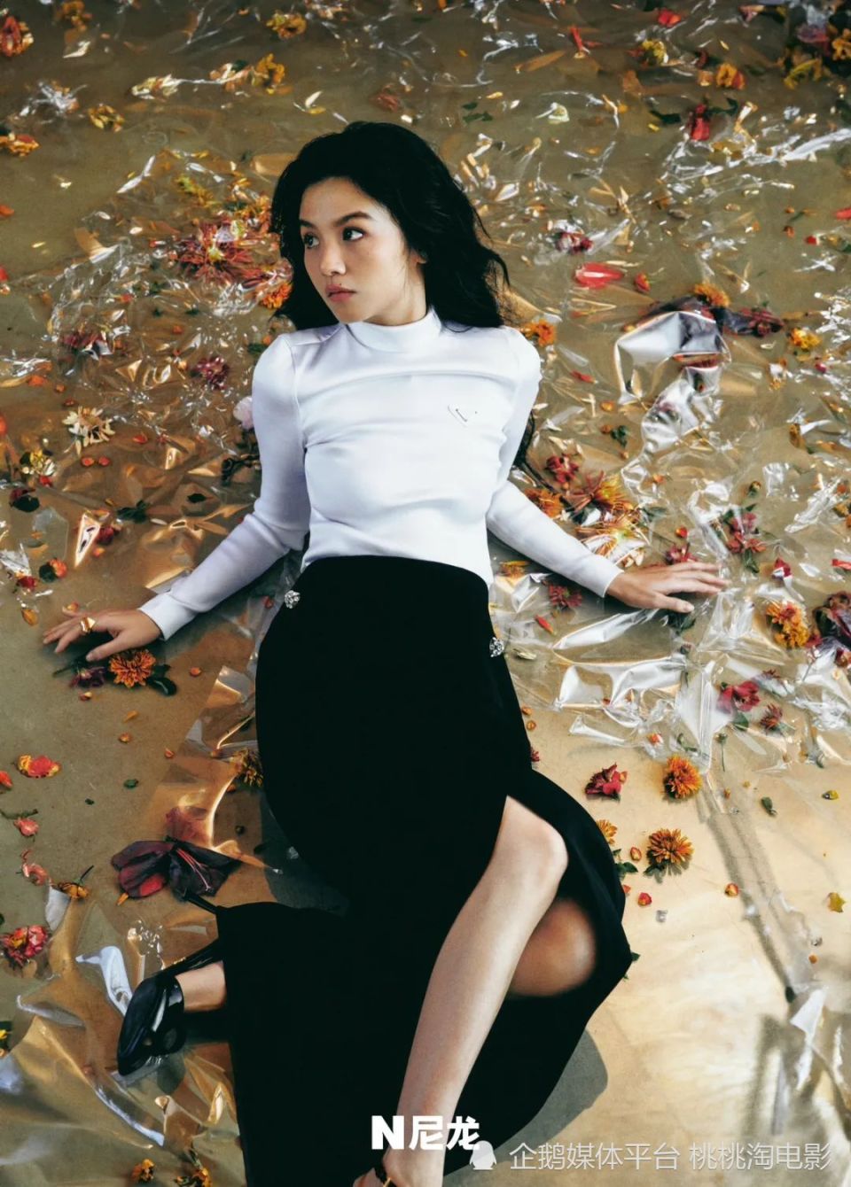 女星春夏《尼龙》12月刊封面,慵懒可爱造型展现鲜活灵动