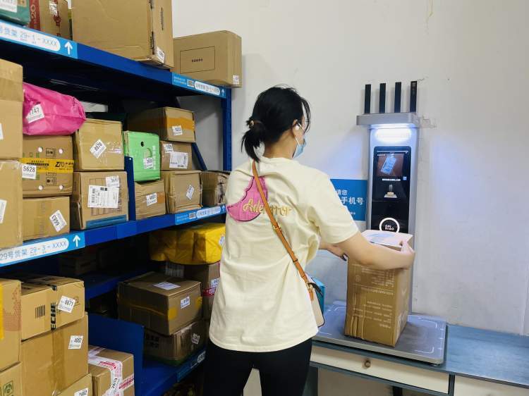 手机扫码1分钟自助取件菜鸟驿站试点夜间取件功能24点前可自取