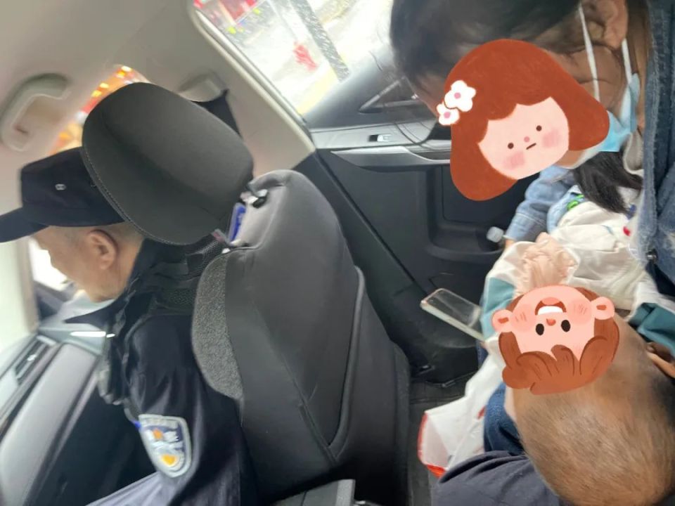 警车在闹市区疾驰连闯红灯