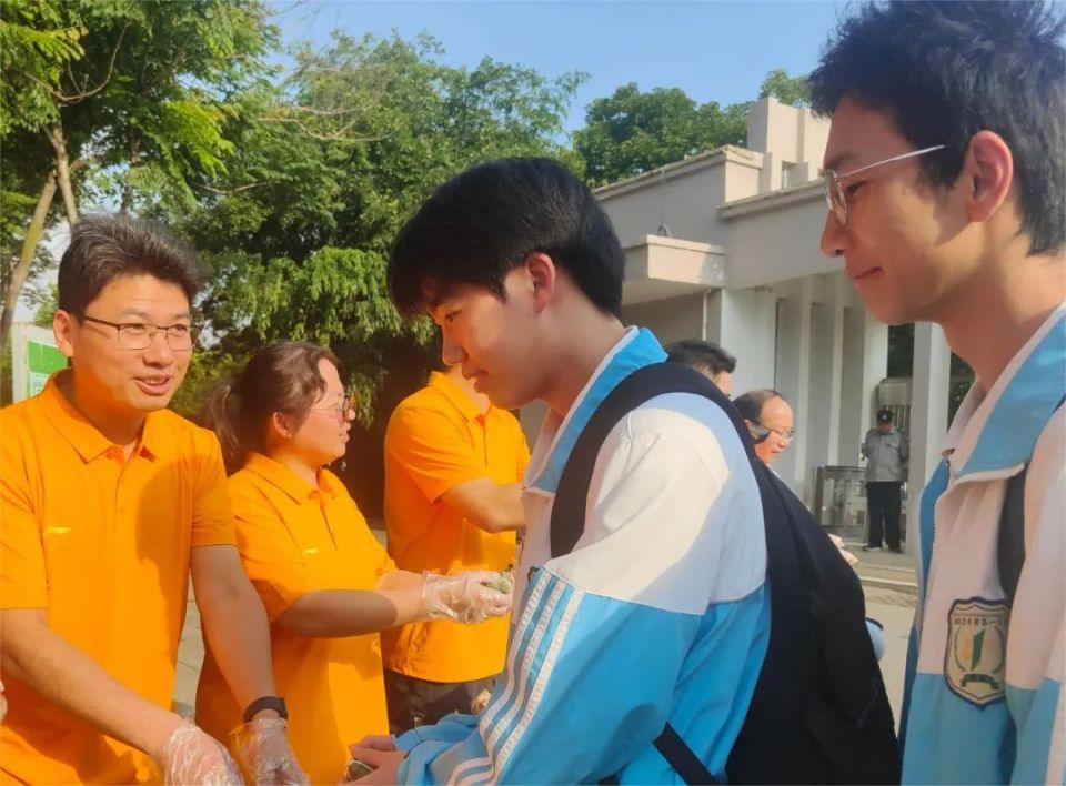 寿县中学举行端午节助力高考活动