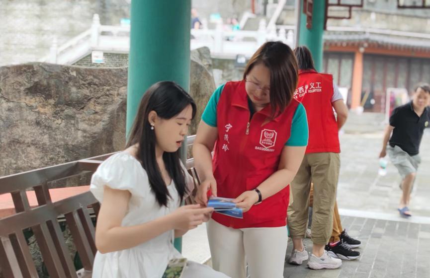 西乡街道志愿者为"好客宝安"添彩